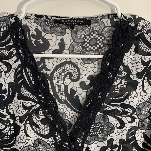 Violet & Claire Bkack & White blouse Sz Large, button up, good condition - Picture 3 of 6